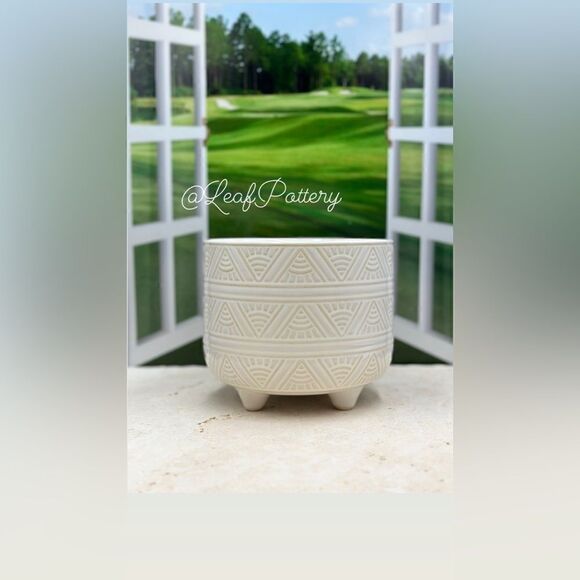 Coladita White Ceramic Planter Pot with Stud legs attached - Picture 5 of 9